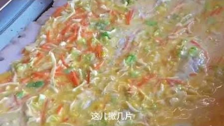 大叔煎鸡蛋饼手艺了得，60分钟只能一锅，顾客排队半小时也要吃