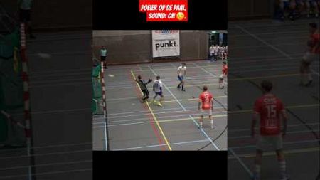 Poeier op de paal 🫨 | #futsal #voetbal #football #paal #aluminium #shorts #shortsvideo #fyp #fypシ゚