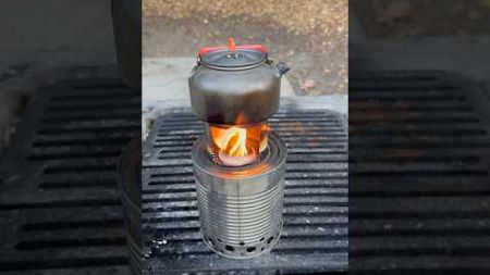 Add a windproof kettle rack to the stove, smokeless #outdoors #survival #bushcraft #camping