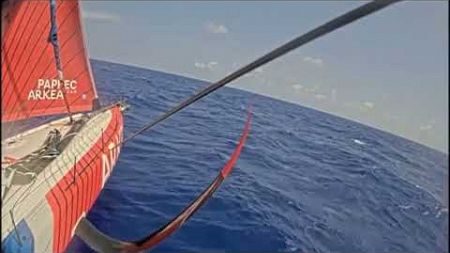 🇫🇷 🔴Une voile d’avant en moins pour Richomme dans la dernière ligne droite vers Les Sables d&#39;Olonne